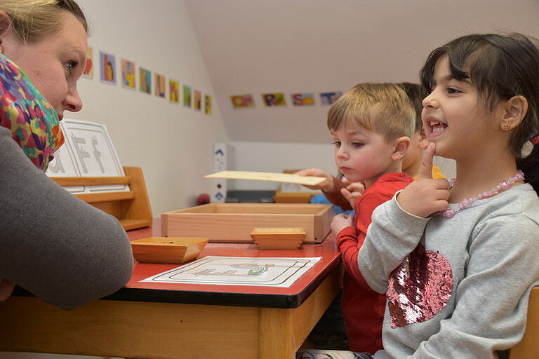 In der Schreibwerkstatt entdecken Kinder die Welt der Buchstaben