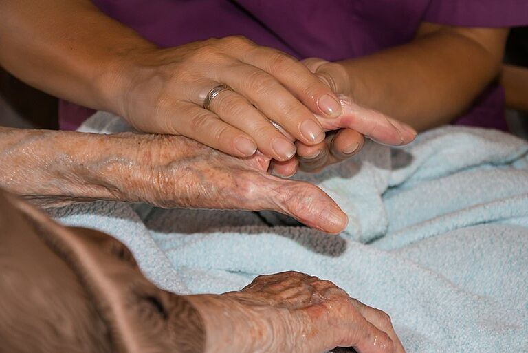 Aromatherapie bei einer Seniorin
