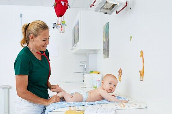 Die Kinderärztin des MVZ Ansbachs untersucht ein Baby.