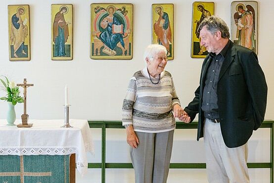 Eine Senioren unterhält sich mit dem Pfarrer im Therese-Stählin-Heim Neuendettelsau.