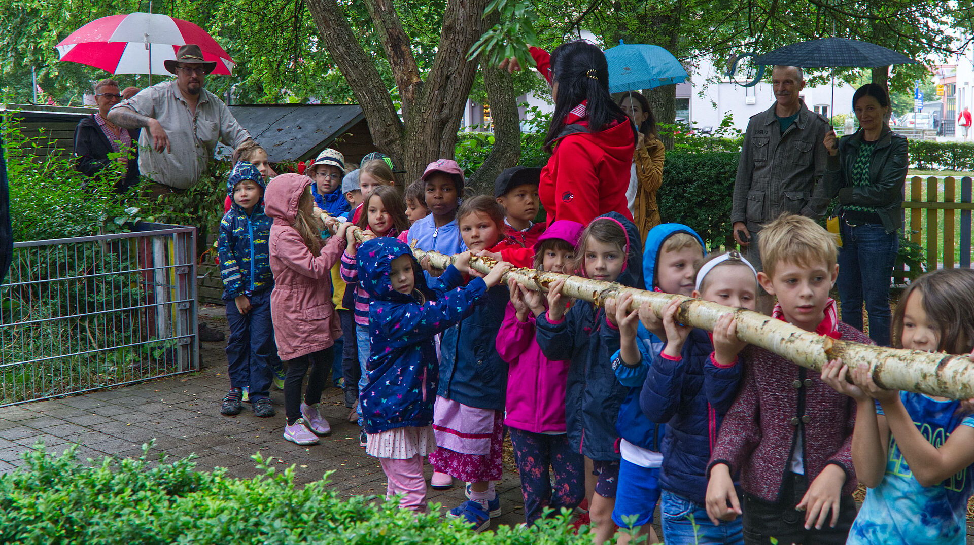 Kinder halten Kerwabaum in den Händen