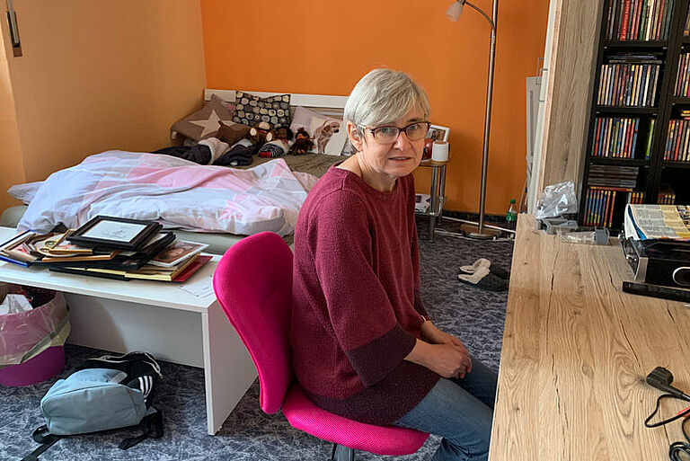 Frau mit einer Behinderung in ihrem Zimmer in einem Wohnheim