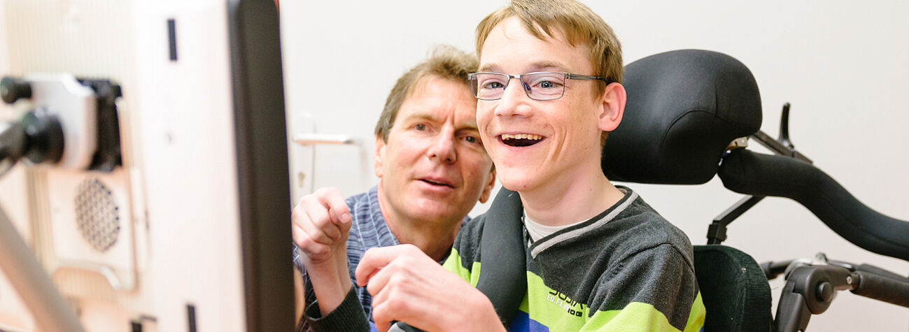 Jugendlicher mit Behinderung in der Förderstätte Neuendettelsau nutzt einen Sprachcomputer um sich mitzuteilen.