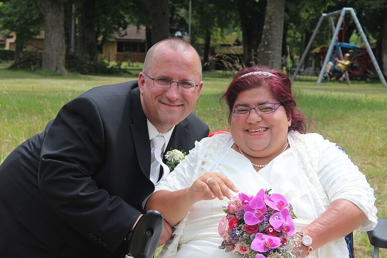 Hochzeit eines Paares mit Behinderung