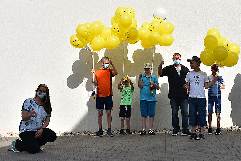 Smiley-Luftballons bringen Kinder zum Lachen