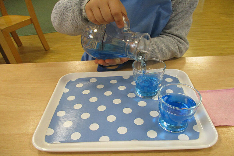 Beispiele für Montessori-Projekte: Wasser eingießen