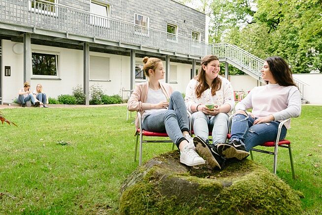 Schülerinnen genießen den Garten im Wohncolleg am Löhe Campus in Neuendettelsau