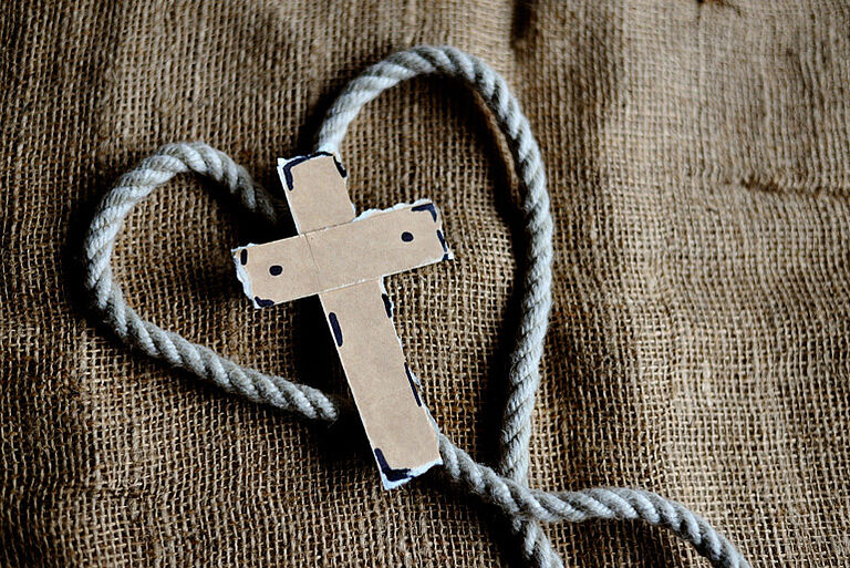 Eine Kreuzkette mit Kordel als Symbol für christliche Werte