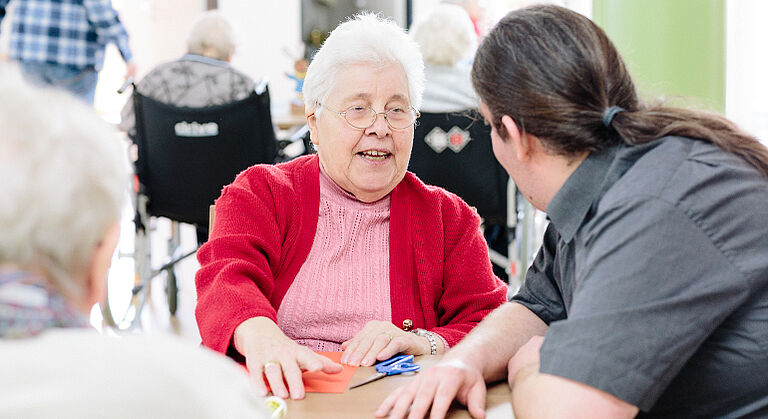 Betreuung für Senioren im Seniorenhof Neunkirchen am Sand - Altenpflegeschüler unterhält sich mit Seniorin