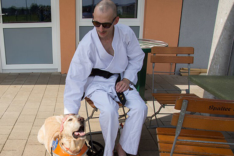 Blinder Sportler und Hund