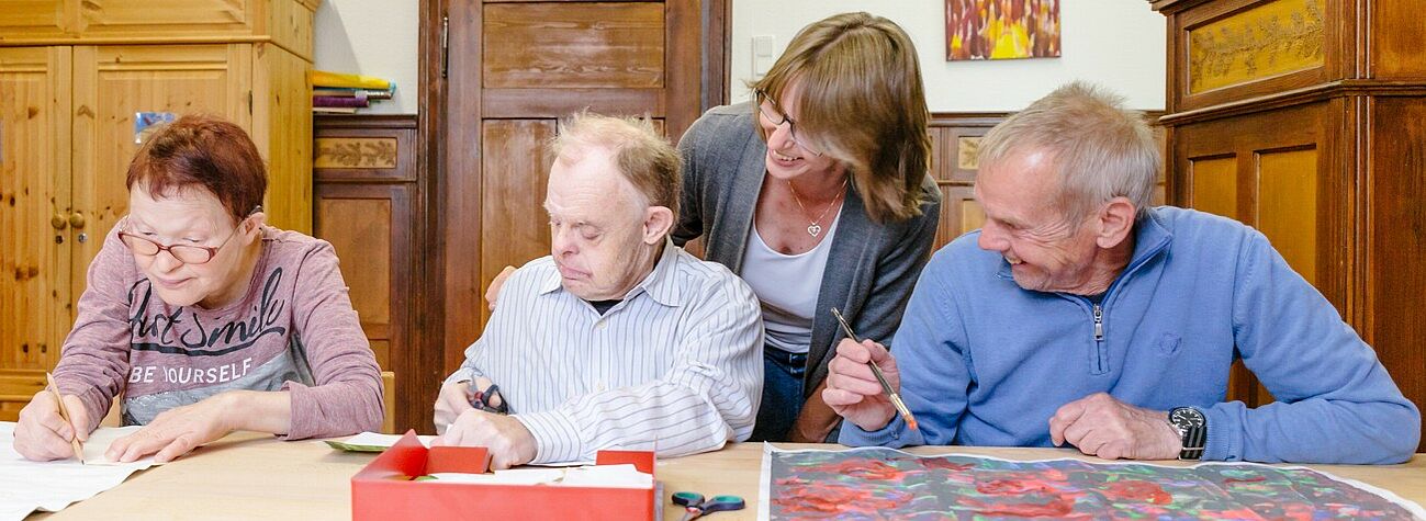 Senioren mit Behinderung basteln bunten Karten in der Tagesstätte für Menschen mit Behinderung in Obernzenn im Landkreis Neustadt a.d. Aisch-Bad Windsheim