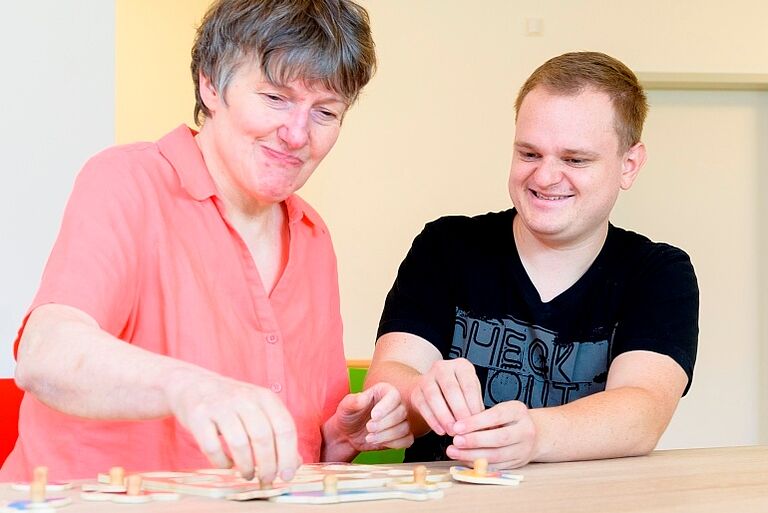 Bewohnerin macht ein Puzzle in der Küche des Behindertenwohnheims in Bad Berneck (Landkreis Kulmbach)