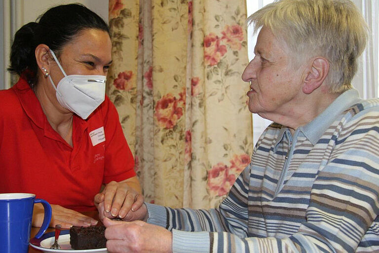Quereinstieg als Pflegehelferin oder Pflegehelfer im Seniorenheim: Eine gute Entscheidung