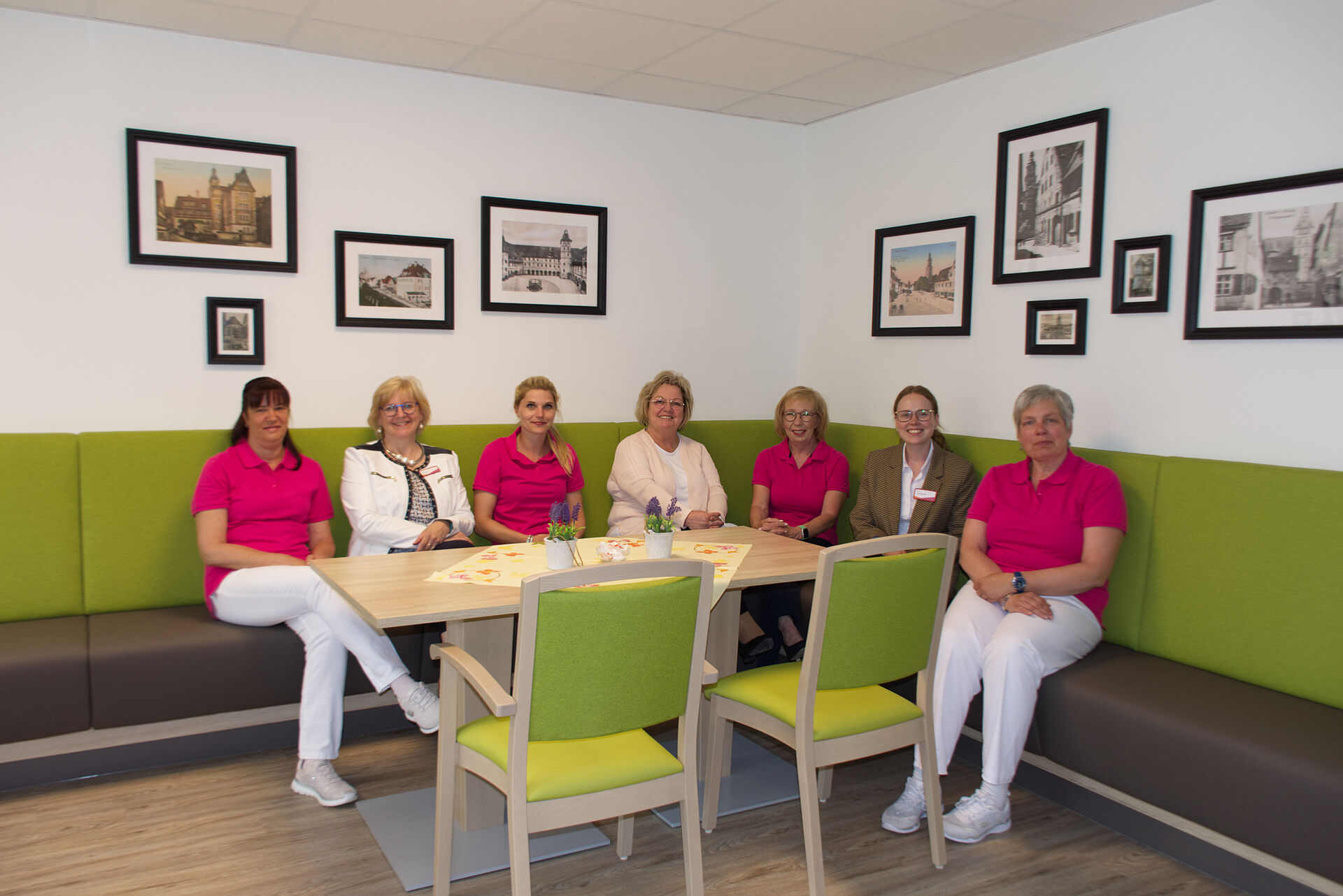 Sieben Frauen sitzen um einen Tisch
