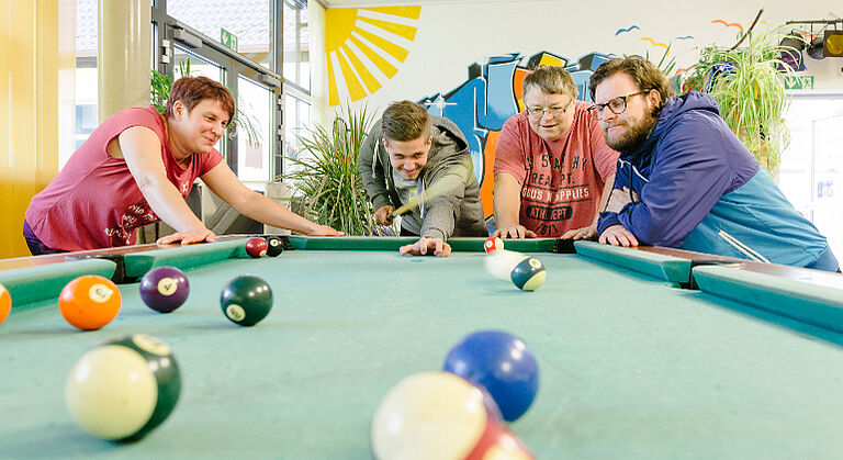 Jugendliche spielen Billard im Diakoneo Jugendzentrum in Neuendettelsau.