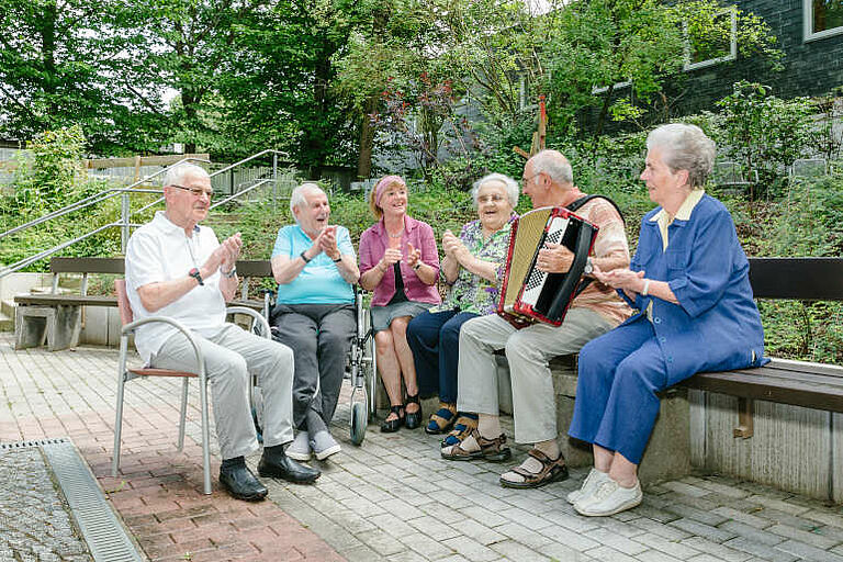Teilnehmer der Betreuungsgruppe für Menschen mit Demenz in Neuendettelsau musizieren.
