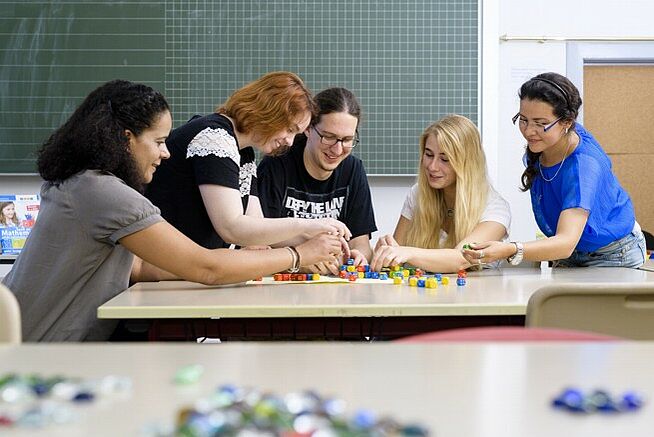 Schüler der Fachakademie für Sozialpädagogik in Fürth im Unterricht.