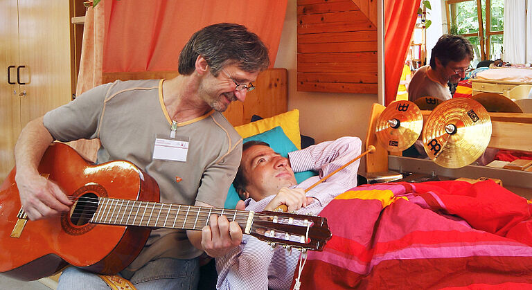 Entspannung beim Musizieren - Heilerziehungspfleger und Besucher der Förderstätte entspannen beim musizieren