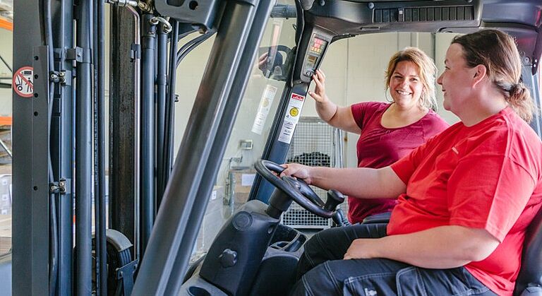 Frau mit Behinderung in der WfbM Rothenburg fährt Stapler