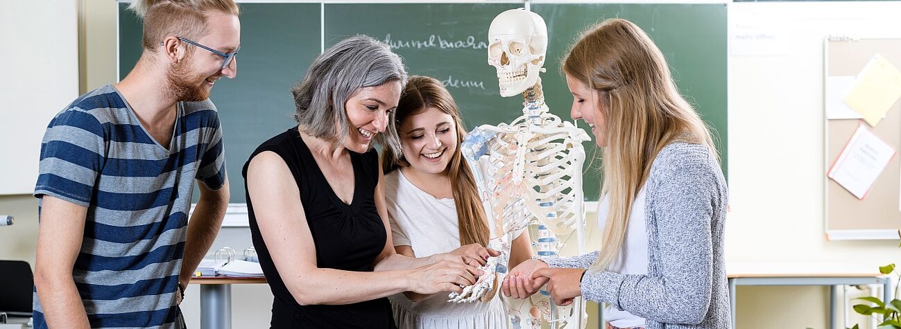 Anatomie-Unterricht in der Berufsfachschule für Krankenpflege an der Kreisklinik Roth