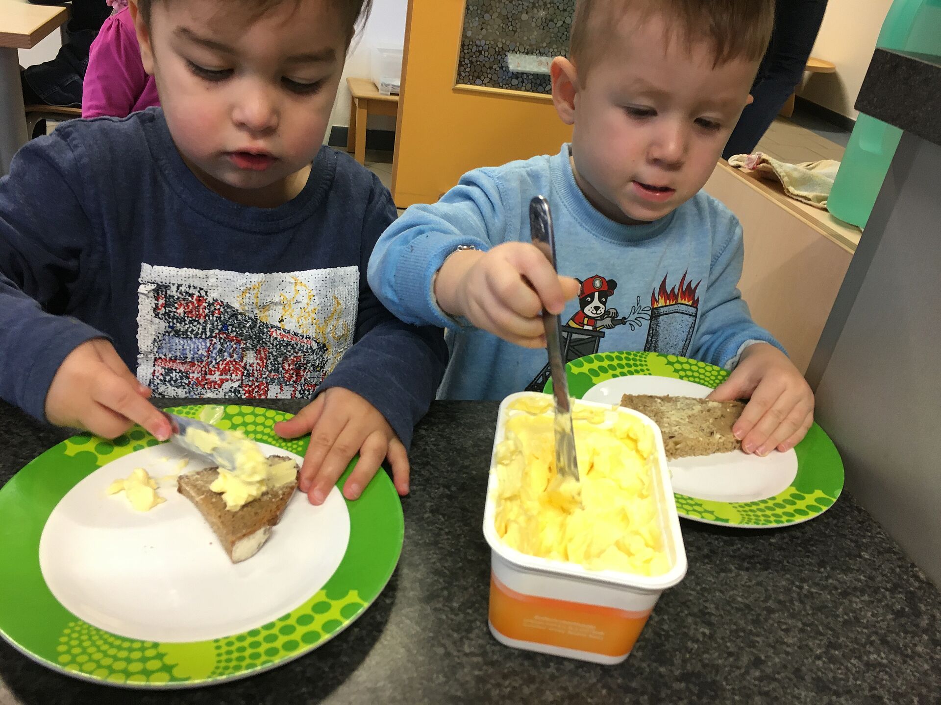Kinder beim gemeinsamen Frühstück
