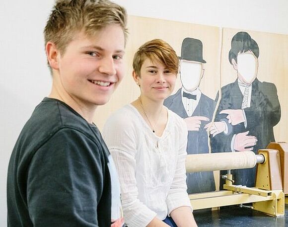 Zwei Schüler Laurentius-Fachoberschule Gestaltung Neuendettelsau im Werkraum.