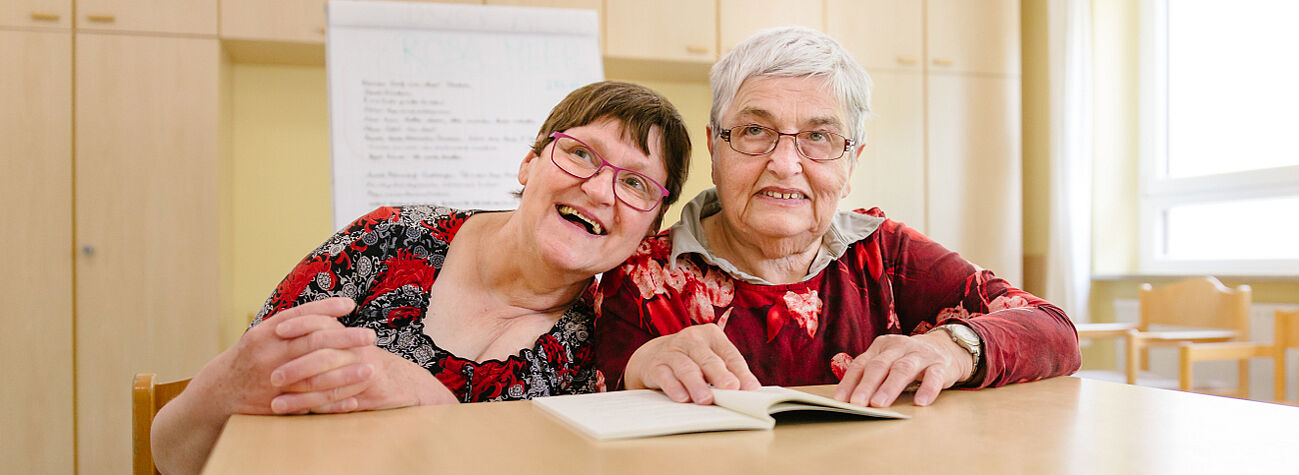 Zwei Seniorinnen in der Seniorentagesstätte für Menschen mit Behinderung in Neuendettelsau