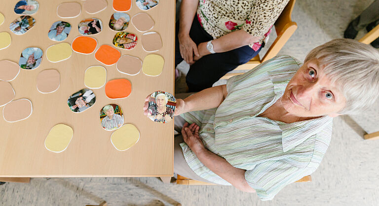 Memory-Spiel in der Seniorentagesstätte für Menschen mit Behinderung in Neuendettelsau
