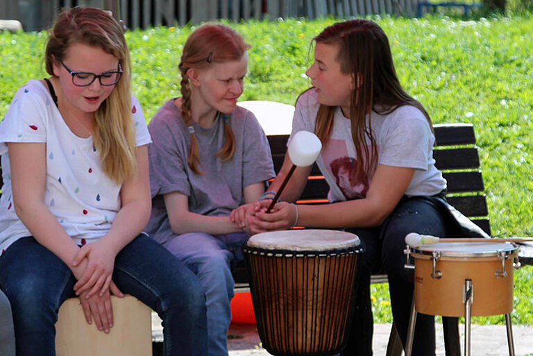 „Einfach Trommeln“: Menschen mit Behinderung und Kinder musizieren gemeinsam