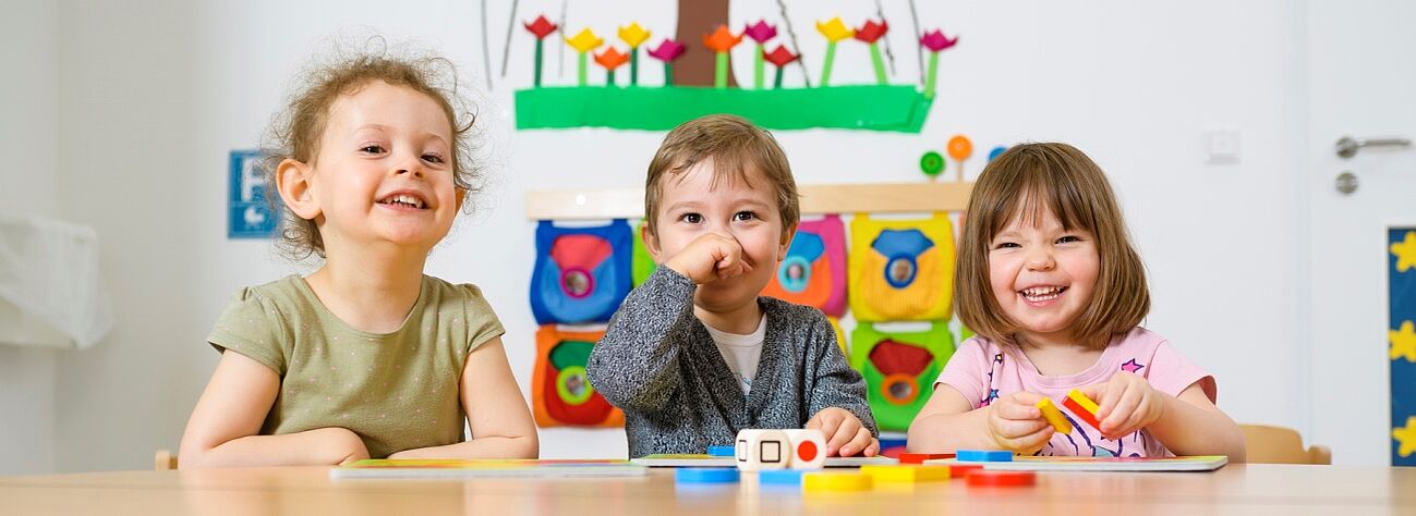 Drei Kinder spielen im Kindergarten des Kinderzentrums Finkenpark in Fürth