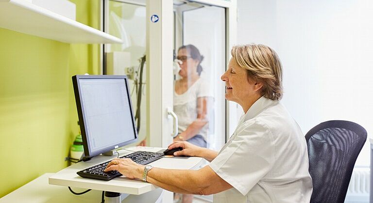 Eine Patientin wird im MVZ Ansbach vom Lungenarzt untersucht.