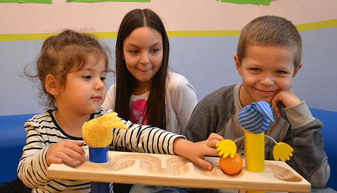 Kinder spielen in der Kinderkrippe im Familienzentrum Marterlach in Nürnberg.