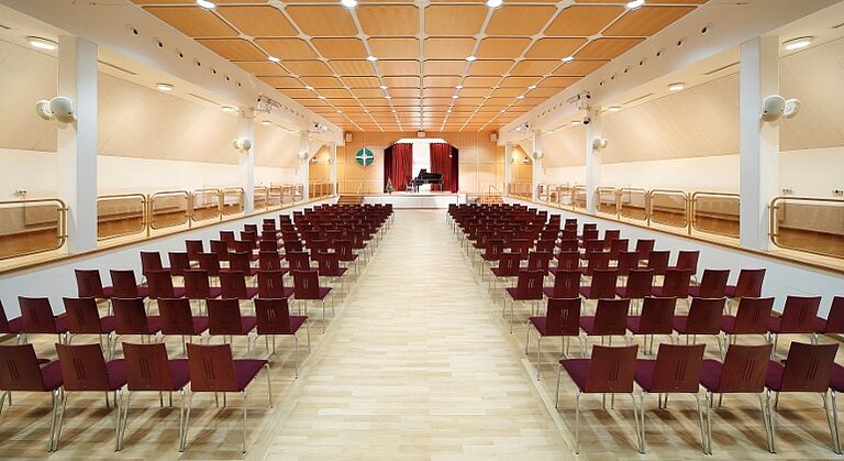 Der Luthersaal bietet Platz für eine große Gesellschaft. Den Saal in Neuendettelsau können Sie über das DiaLog Hotel mieten.