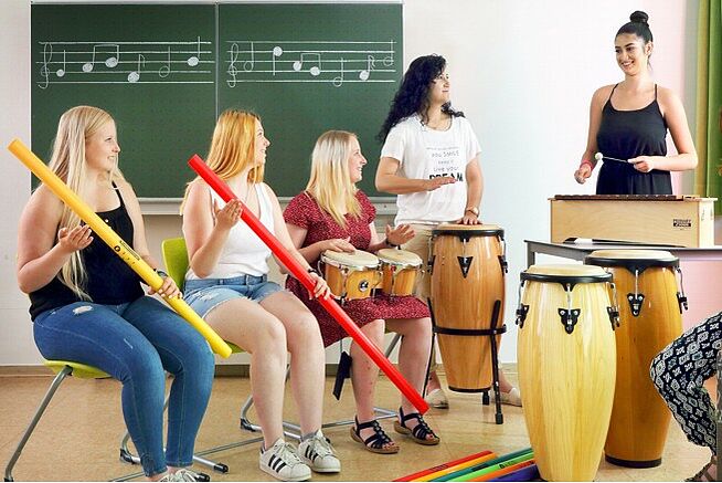 Schülerinnen des Beruflichen Schulzentrums/BFS Kinderpflege musizieren gemeinsam.