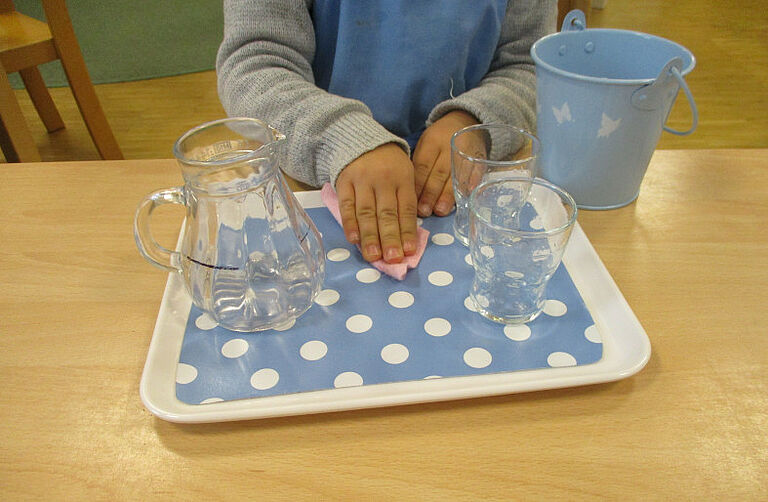 Montessori Projektabrbeit Nürnberg: Wasser aufwischen
