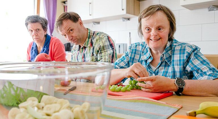 Bewohner unseres Wohnheims für Menschen mit Behinderung in Gunzenhausen bereiten einen Obstsalat zu.