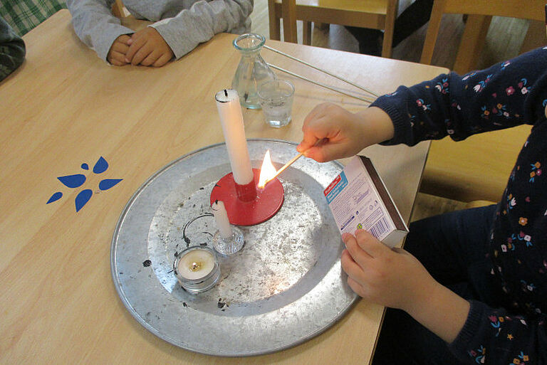Montessori-Projektarbeit Nürnberg: Kerze anzünden