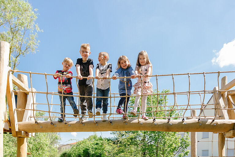 Kinder im Garten der integrativen Kita Bunte Oase Neuendettelsau.