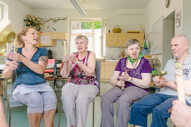 Teilnehmer beim Musizieren in der Seniorentagesstätte Bruckberg