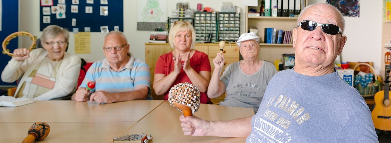 Senioren mit Behinderung beim Musizieren in der Seniorentagesstätte in Polsingen