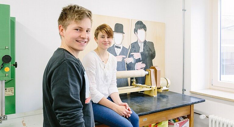 Zwei Schüler an der Werkbank der Fachoberschule Gestaltung Region Ansbach.