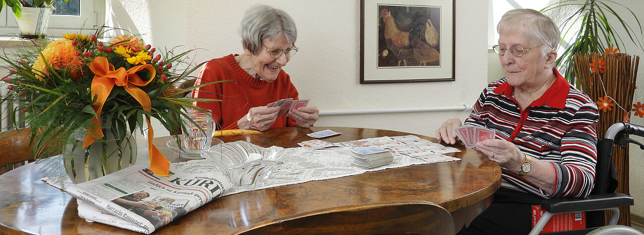 Senioren mit Behinderung beim Kartenspiel im offenen Seniorentreff in Himmelkron