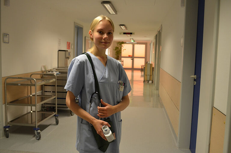Eine angehende Krankenschwester mit Empathie und Geduld