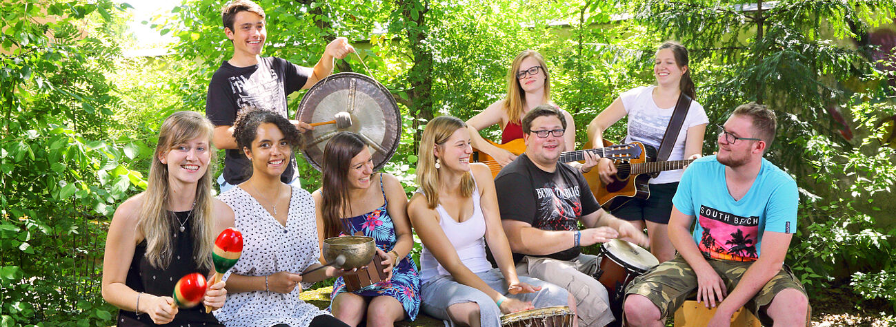 Schüler der Fachakademie für Sozialpädagogik in Neuendettelsau musizieren gemeinsam.