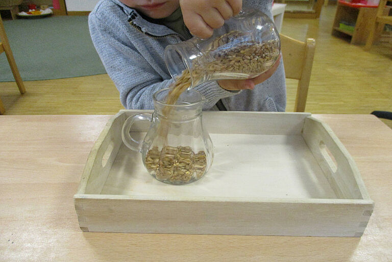 Beispiele für Projektarbeit nach Montessori: Wasser eingießen Vorbereitung