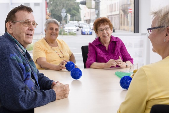 Senioren treffen sich im Seniorennetzwerk West Nürnberg - eine Kooperationen mit Diakoneo