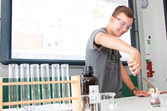Schüler während des Chemieunterrichts am Laurentius-Gymnasium Neuendettelsau.